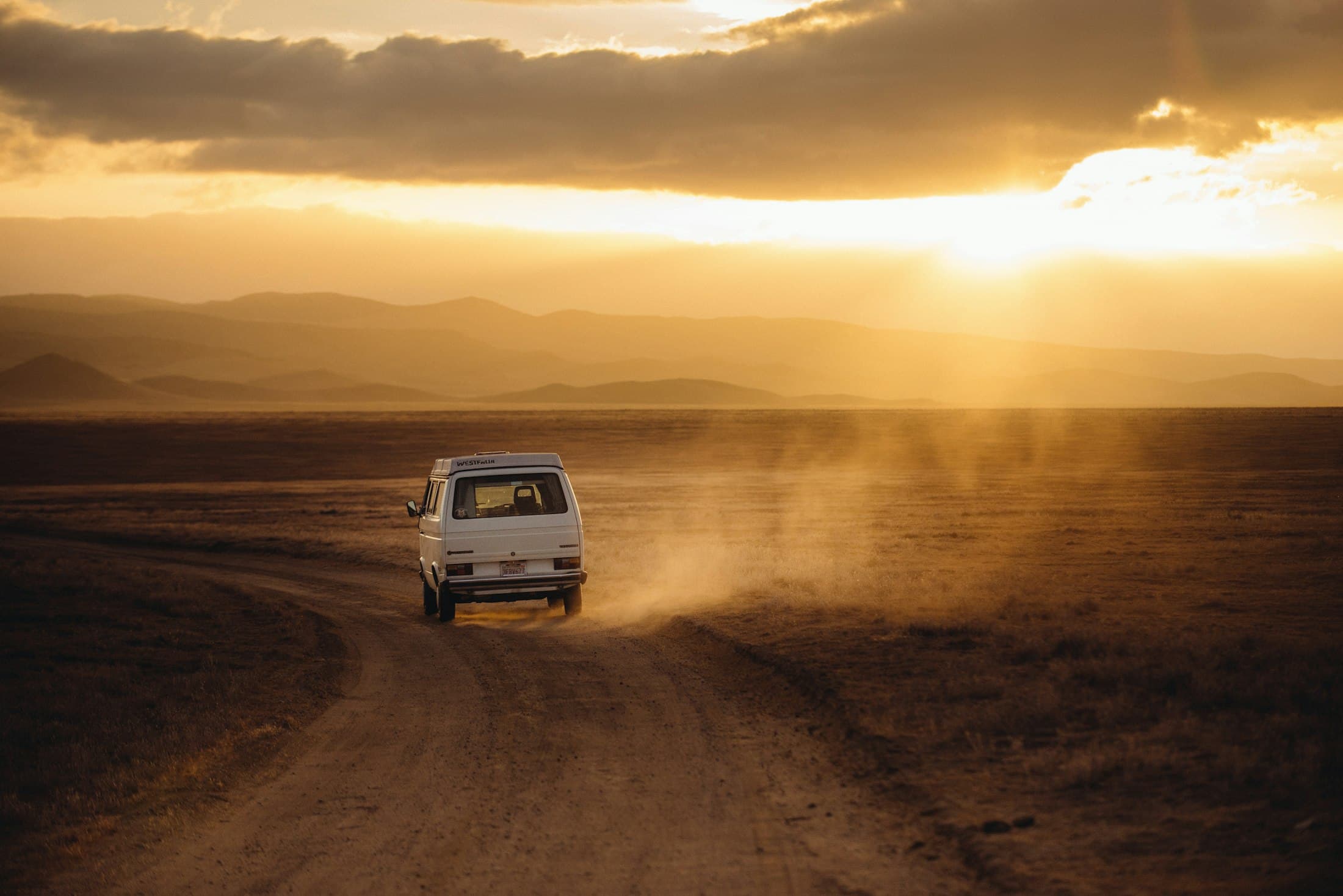 Auto en movimiento por un paisaje abierto